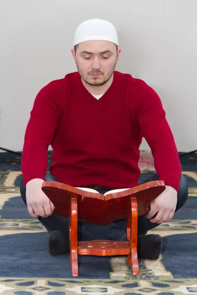 Muslim betet in der Moschee — Stockfoto