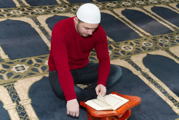 Müslüman adam camide namaz kılıyor.