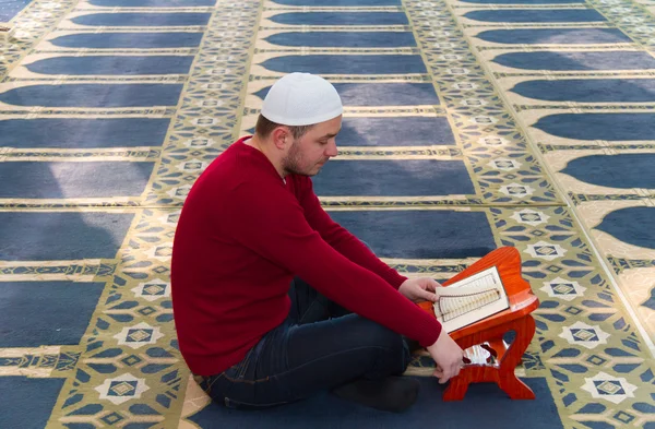 El hombre musulmán reza en la mezquita — Foto de Stock