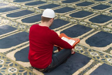 Müslüman adam camide namaz kılıyor.