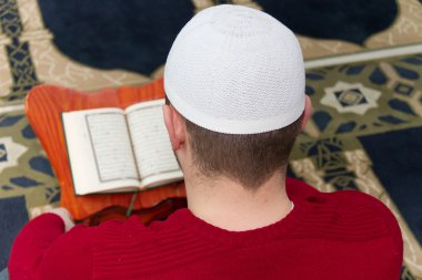 Müslüman adam camide namaz kılıyor.