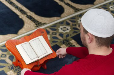 Müslüman adam camide namaz kılıyor.
