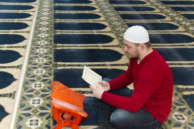 Müslüman adam camide namaz kılıyor.