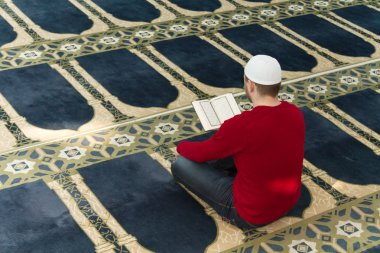 Müslüman adam camide namaz kılıyor.