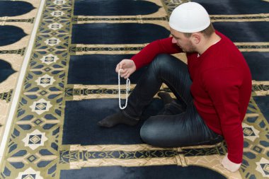 Müslüman adam camide namaz kılıyor.