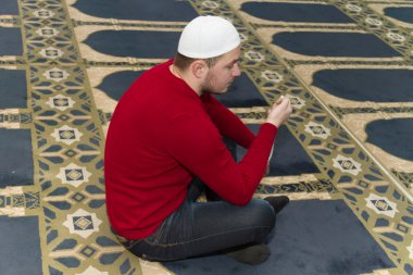 Müslüman adam camide namaz kılıyor.