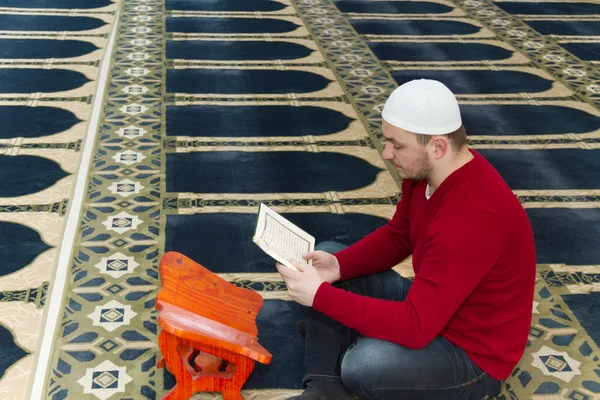 El hombre musulmán reza en la mezquita —  Fotos de Stock