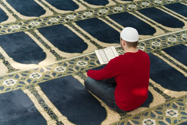 Мусульманин молиться у мечеті — стокове фото