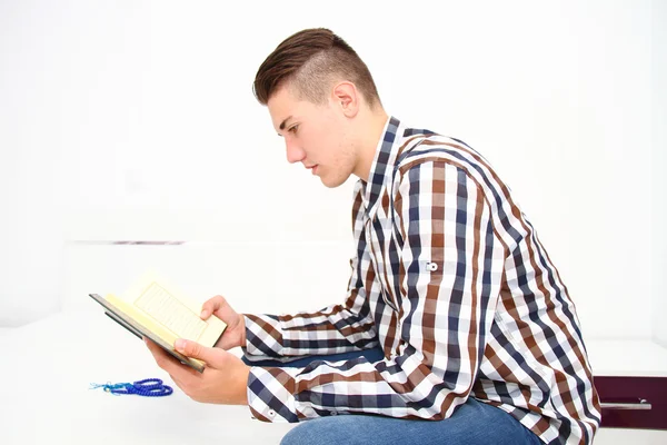 Молода людина читання Священного Корану — стокове фото