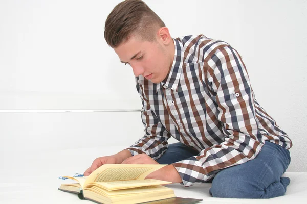 Jonge man lezen de heilige koran — Stockfoto