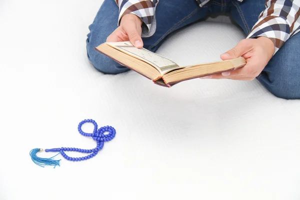 genç adam Kur'an okuma