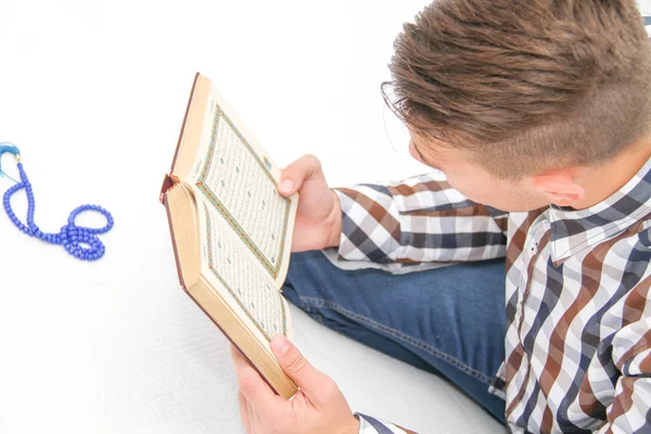 Młody człowiek Święty koran czytania — Zdjęcie stockowe