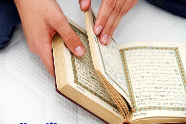 Молода людина читання Священного Корану — стокове фото