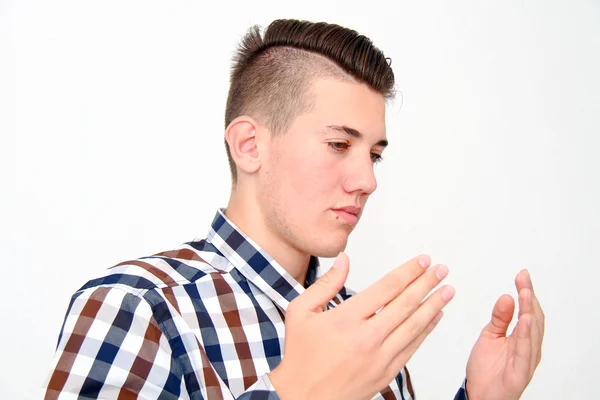Genç Müslüman adam dua ediyor — Stok fotoğraf