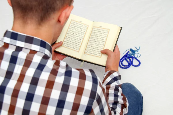 Jonge man lezen de heilige koran — Stockfoto