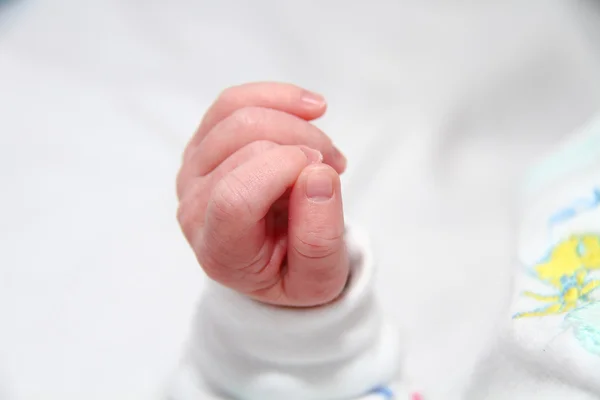 A kis baba férfi keze — Stock Fotó