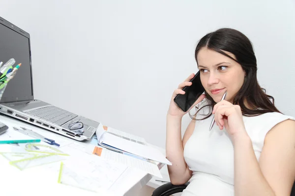 Atractiva mujer de negocios utilizar el teléfono inteligente —  Fotos de Stock