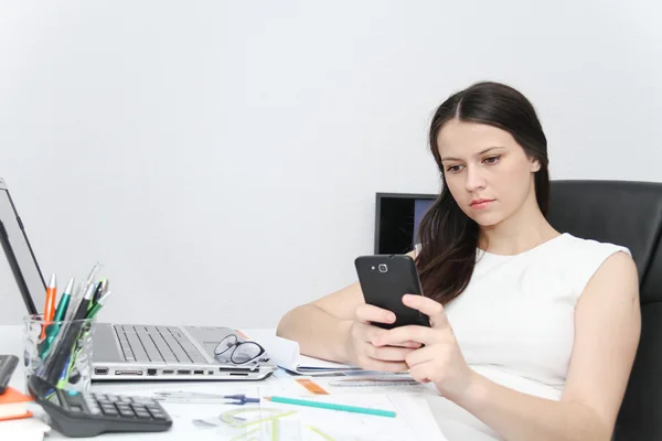 Aantrekkelijke zakelijke vrouw gebruik slimme telefoon — Stockfoto