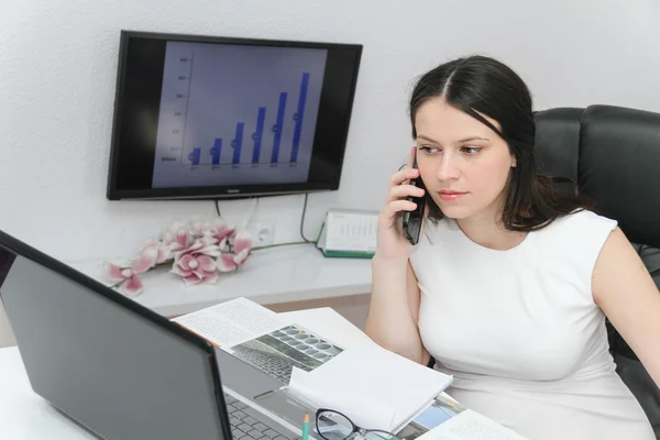 Vonzó üzleti nő használ szúró telefon — Stock Fotó