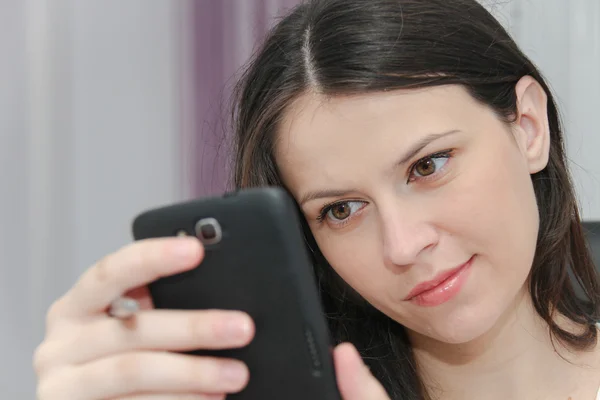 Attraktive Geschäftsfrau nutzt Smartphone — Stockfoto