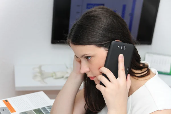 Attraktiv kvinna använda smart Företagstelefon — Stockfoto