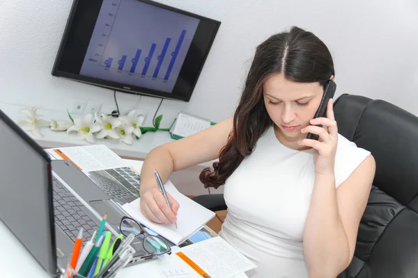 Atractiva mujer de negocios utilizar el teléfono inteligente —  Fotos de Stock