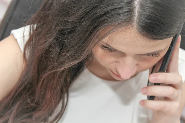 Atractiva mujer de negocios utilizar el teléfono inteligente —  Fotos de Stock