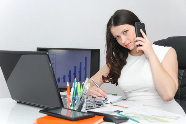 Vonzó üzleti nő használ szúró telefon — Stock Fotó