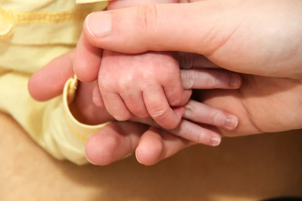 Mão de bebê segurando mão mãe, bebê recém-nascido — Fotografia de Stock