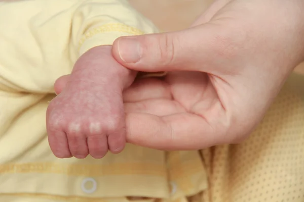 Mother and her Newborn Baby, Parent holding newborns hands — Stock Photo, Image