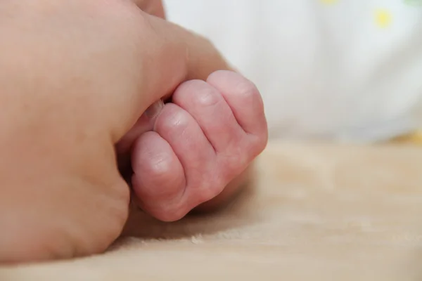 Moeder en haar pasgeboren Baby, bovenliggende hand in hand pasgeborenen — Stockfoto