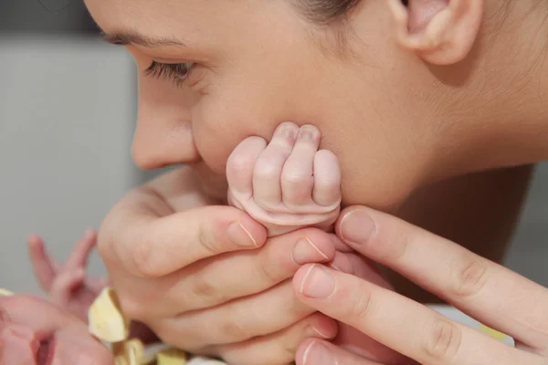 Madre y su bebé recién nacido, padre sosteniendo las manos de los recién nacidos — Foto de Stock