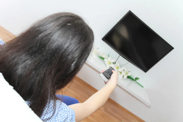 Joven bonita mujer disfrutar viendo la televisión — Foto de Stock