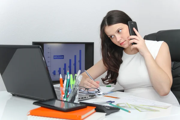 Atractiva mujer de negocios utilizar phon inteligente —  Fotos de Stock