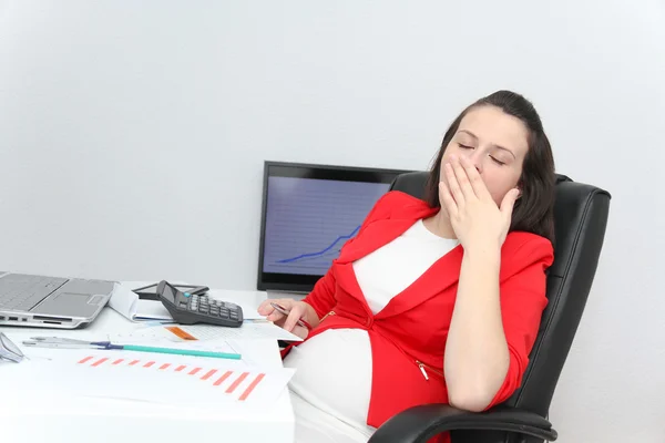 Schöne Geschäftsfrau träumt, während sie am Computer arbeitet — Stockfoto