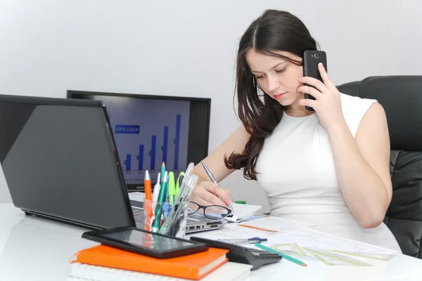 Atractiva mujer de negocios utilizar el teléfono inteligente —  Fotos de Stock