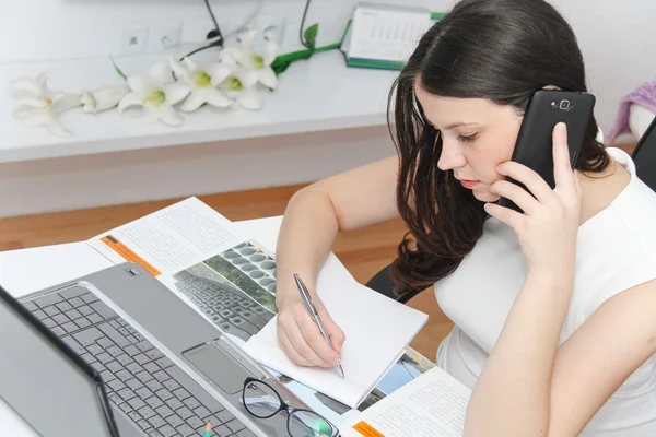 Attraktiv kvinna använda smart Företagstelefon — Stockfoto