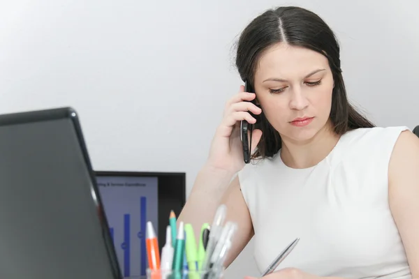 Atractiva mujer de negocios utilizar el teléfono inteligente —  Fotos de Stock