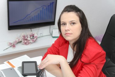 masada oturan ve çalışan genç iş kadını