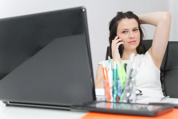 Atraktivní žena použití chytrý telefon — Stock fotografie