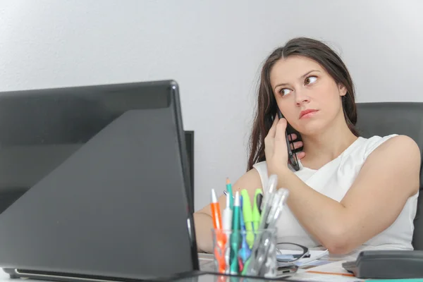 Aantrekkelijke zakelijke vrouw gebruik slimme telefoon — Stockfoto