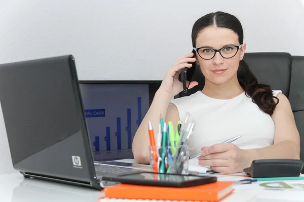 Atractiva mujer de negocios utilizar el teléfono inteligente —  Fotos de Stock