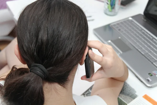 Aantrekkelijke zakelijke vrouw gebruik slimme telefoon — Stockfoto