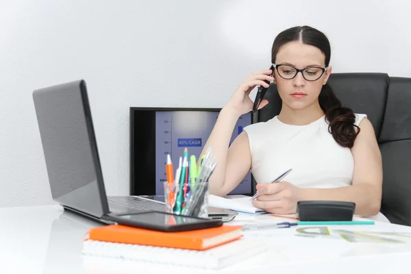 Atractiva mujer de negocios utilizar el teléfono inteligente —  Fotos de Stock