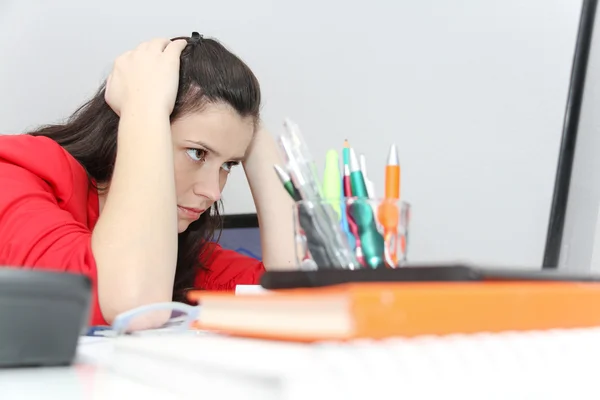 Geschäftsfrau frustriert von der Arbeit, hat viel Arbeit — Stockfoto