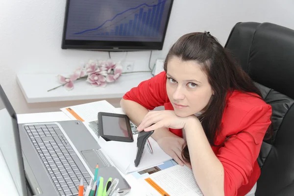 Joven empresaria sentada en el escritorio y trabajando —  Fotos de Stock