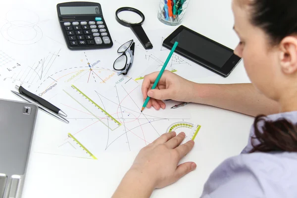 Joven diseñadora femenina trabajando con plan arquitectónico —  Fotos de Stock