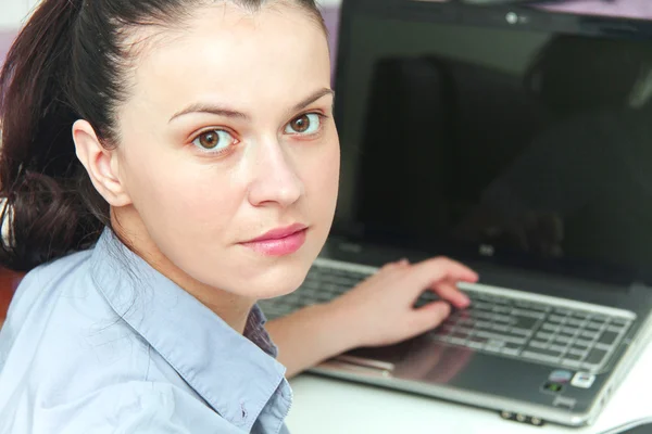 Joven diseñadora femenina trabajando con plan arquitectónico —  Fotos de Stock