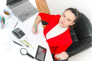 Mimari plan ile çalışan genç kadın tasarımcı