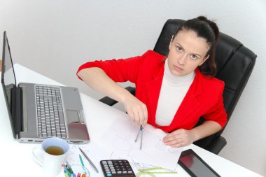 Mimari plan ile çalışan genç kadın tasarımcı